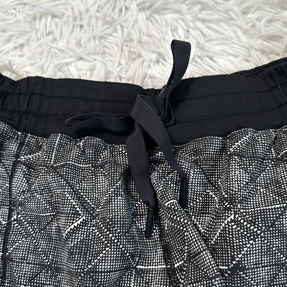 Lululemon Hotty Hot Short (Long 4") Formation Alpine White Black / Black - Picture 2 of 7